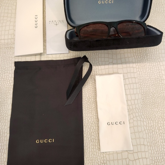 Gucci GG0980S Sunglasses in a hard to fine Blackish Brown Tortoise Shell Color - Picture 7 of 13